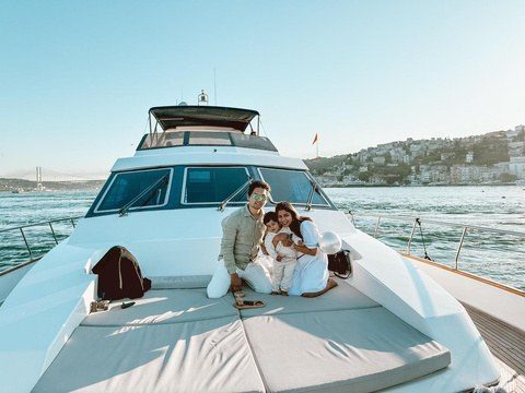Couple on the bow
